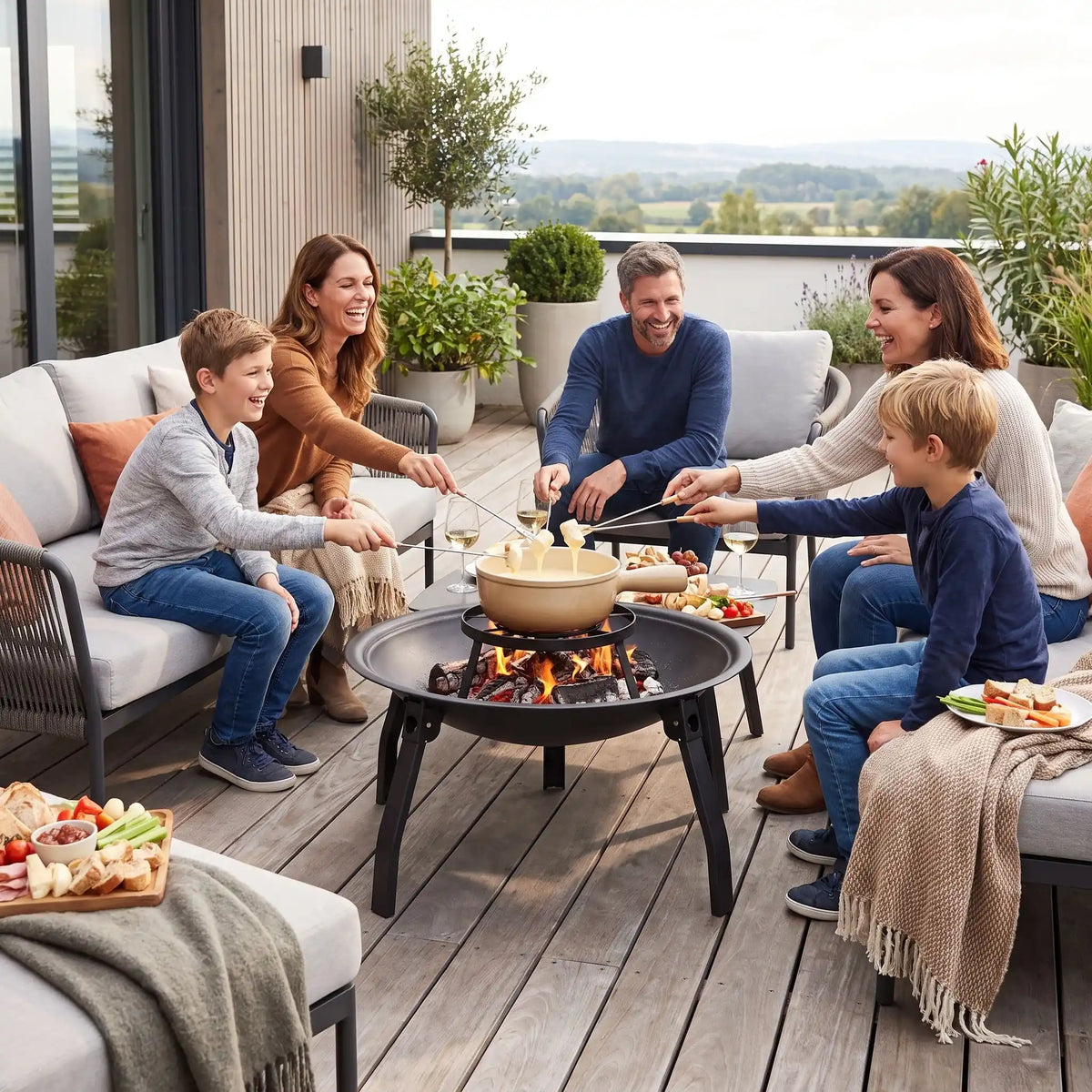 Barbecue plancha bras famille et amis assis sur la terrasse prennent une fondue réconfortante.