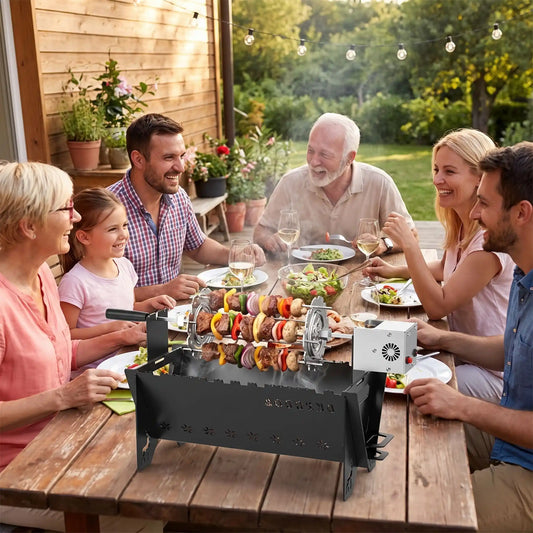 Barbecue électrique extérieur chargé de brochettes de légume et de viande famille et invites réunis sur la terrasse.