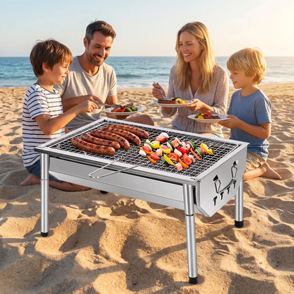 Barbecue charbon de bois avec des merguez famille sur la plage.