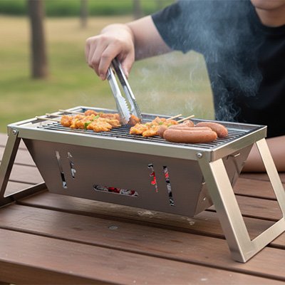 Barbecue charbon papa qui tourne les viandes
