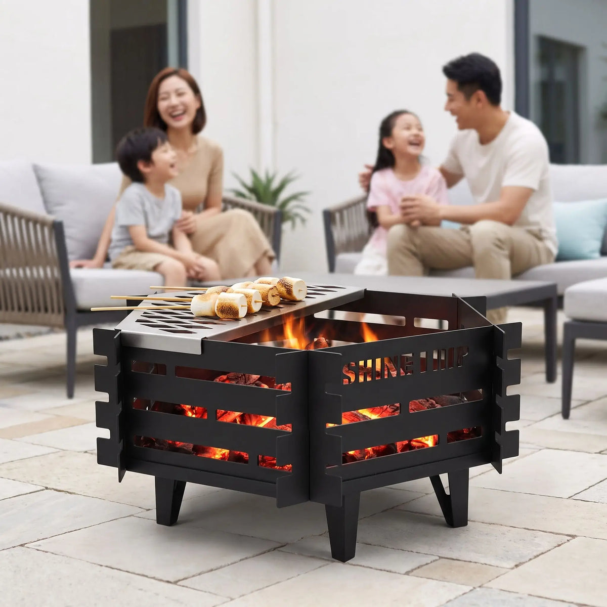Brasero barbecue plan les braises rougeoient, les marshmallows grillent, famille joyeuse sur la cour.