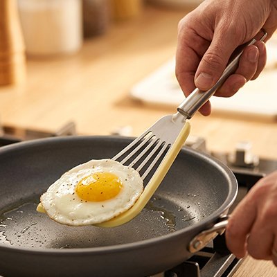 Spatule Cuisine jaune, maman tourne l`oeuf.