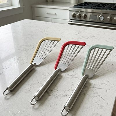 Spatule Cuisine jaune, rouge, vert, alignées sur la table.